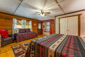 Deerwoode Reserve | Log cabin, bed.